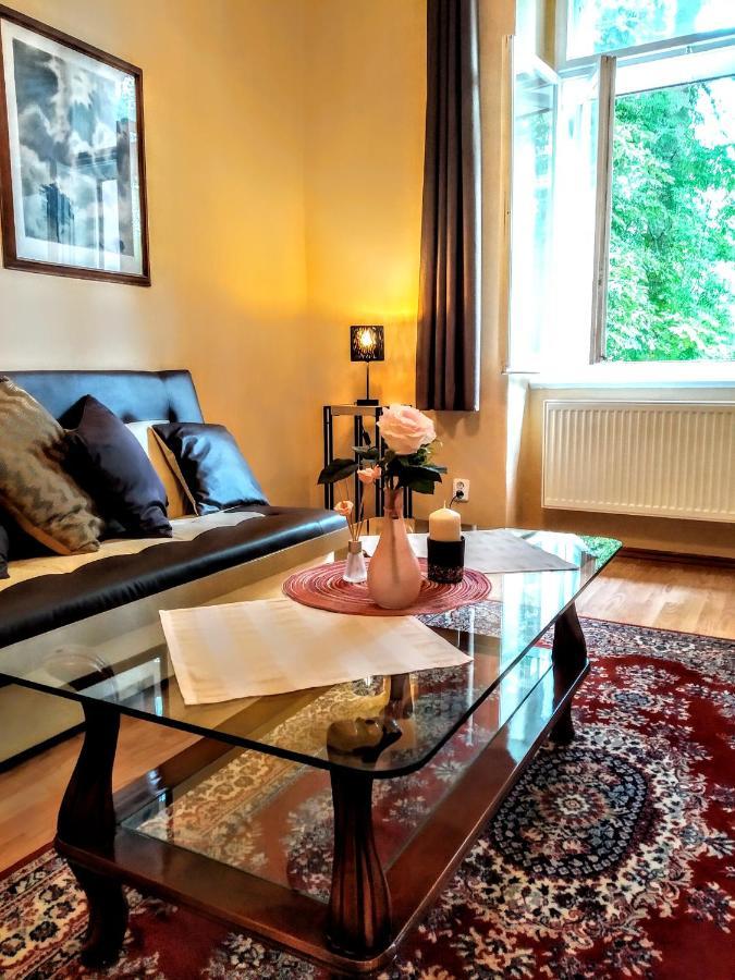 Apartment Sense Of Zizkov Prag Exteriör bild